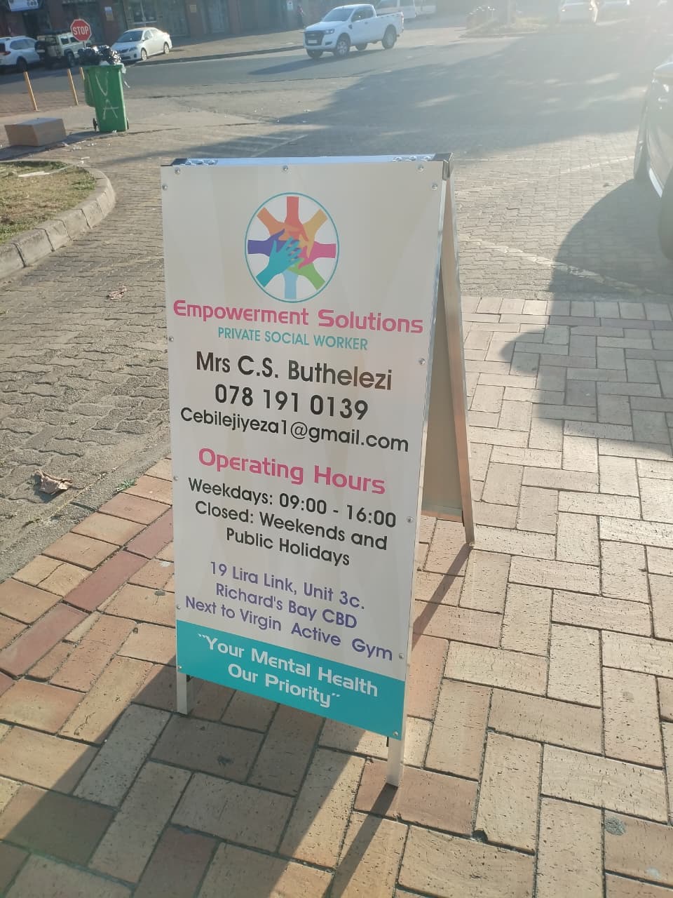 Calming office environment with therapeutic elements